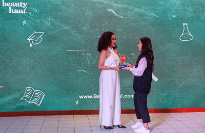 Beauty Influencer Astari Budi (kiri) dan Beauty Vlogger Lifni Sanders (kanan) berfoto usai menerima penghargaan BeautyHaul Awards 2022.