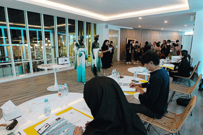 Sejumlah desainer muda saat bersiap untuk melakukan penilaian karya oleh juri Indonesia Fashion Week 2023 di Jakarta, Kamis (15/12/2022).