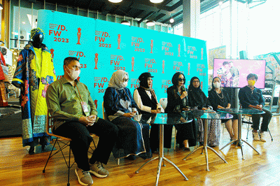 Sejumlah desainer muda saat bersiap untuk melakukan penilaian karya oleh juri Indonesia Fashion Week 2023 di Jakarta, Kamis (15/12/2022).
