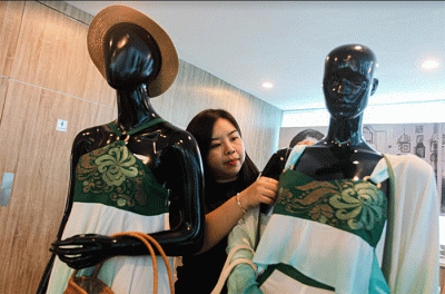 Sejumlah desainer muda saat bersiap untuk melakukan penilaian karya oleh juri Indonesia Fashion Week 2023 di Jakarta, Kamis (15/12/2022).