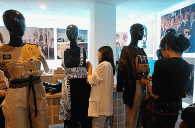 Sejumlah desainer muda saat bersiap untuk melakukan penilaian karya oleh juri Indonesia Fashion Week 2023 di Jakarta, Kamis (15/12/2022).