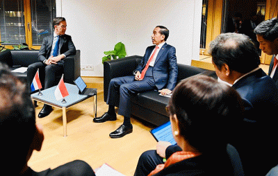 Presiden Joko Widodo melakukan pertemuan bilateral dengan Perdana Menteri Belanda Mark Rutte, di sela penyelenggaraan KTT Peringatan 45 Tahun ASEAN-Uni Eropa.