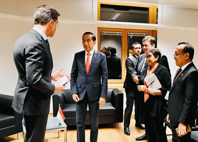 Presiden Joko Widodo melakukan pertemuan bilateral dengan Perdana Menteri Belanda Mark Rutte, di sela penyelenggaraan KTT Peringatan 45 Tahun ASEAN-Uni Eropa.