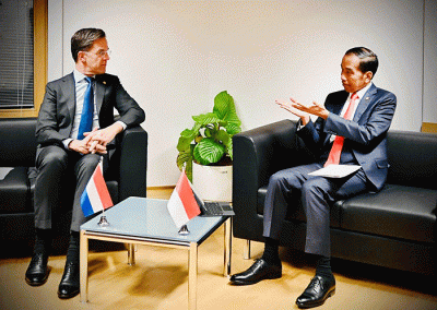 Presiden Joko Widodo melakukan pertemuan bilateral dengan Perdana Menteri Belanda Mark Rutte, di sela penyelenggaraan KTT Peringatan 45 Tahun ASEAN-Uni Eropa.