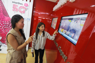 Peluncuran Kartu Perdana Vision+ di Galeri Smartfren, Jakarta, Kamis (15/12/2022).