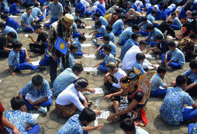 Sebanyak 600 siswa, guru hingga wali orang tua murid bermain Catur Jawa atau dikenal dengan nama dam-daman di lapangan SMIT Bina Amal Gunungpati, Semarang.