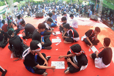 Sebanyak 600 siswa, guru hingga wali orang tua murid bermain Catur Jawa atau dikenal dengan nama dam-daman di lapangan SMIT Bina Amal Gunungpati, Semarang.