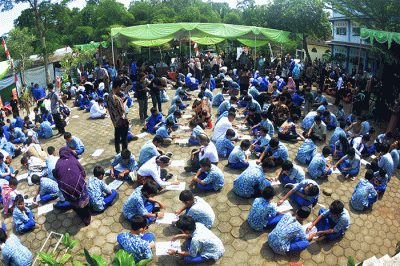 Sebanyak 600 siswa, guru hingga wali orang tua murid bermain Catur Jawa atau dikenal dengan nama dam-daman di lapangan SMIT Bina Amal Gunungpati, Semarang.
