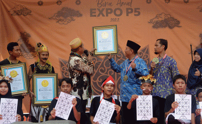Sebanyak 600 siswa, guru hingga wali orang tua murid bermain Catur Jawa atau dikenal dengan nama dam-daman di lapangan SMIT Bina Amal Gunungpati, Semarang.