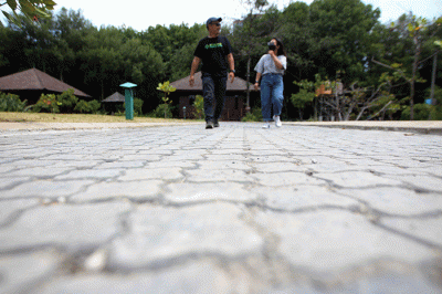Seremoni pengaspalan Paving Block Daur Ulang Samsonite di Taman Wisata Alam Mangrove Angke Kapuk, Jakarta, Kamis (15/12/2022).