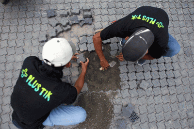 Seremoni pengaspalan Paving Block Daur Ulang Samsonite di Taman Wisata Alam Mangrove Angke Kapuk, Jakarta, Kamis (15/12/2022).