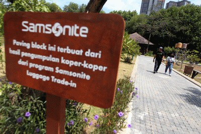Seremoni pengaspalan Paving Block Daur Ulang Samsonite di Taman Wisata Alam Mangrove Angke Kapuk, Jakarta, Kamis (15/12/2022).