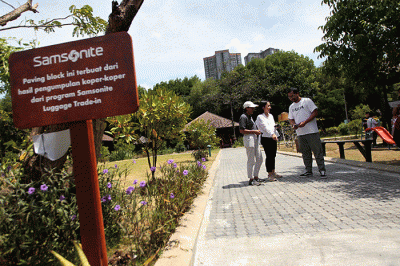 Seremoni pengaspalan Paving Block Daur Ulang Samsonite di Taman Wisata Alam Mangrove Angke Kapuk, Jakarta, Kamis (15/12/2022).