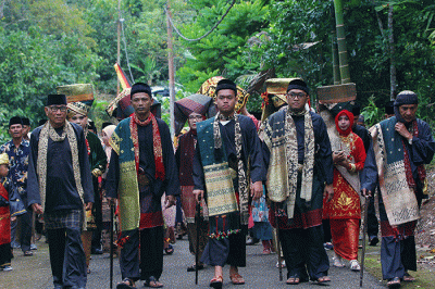 Masyarakat Tanah Datar terus mempertahankan adat budaya, salah satunya dengan menggelar prosesi gala penghulu atau gelar datuk.
