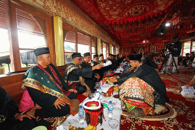 Masyarakat Tanah Datar terus mempertahankan adat budaya, salah satunya dengan menggelar prosesi gala penghulu atau gelar datuk.