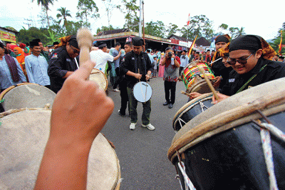 Masyarakat Tanah Datar terus mempertahankan adat budaya, salah satunya dengan menggelar prosesi gala penghulu atau gelar datuk.