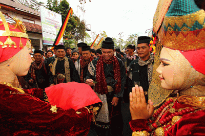 Masyarakat Tanah Datar terus mempertahankan adat budaya, salah satunya dengan menggelar prosesi gala penghulu atau gelar datuk.