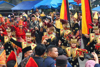 Masyarakat Tanah Datar terus mempertahankan adat budaya, salah satunya dengan menggelar prosesi gala penghulu atau gelar datuk.