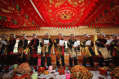 Masyarakat Tanah Datar terus mempertahankan adat budaya, salah satunya dengan menggelar prosesi gala penghulu atau gelar datuk.