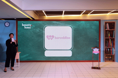 Social Media Manager barenbliss Meysa Sella Artia (kiri) menerima titel Newcomer Brand of the Year dari Director of BeautyHaul Indonesia Benny Yahya.