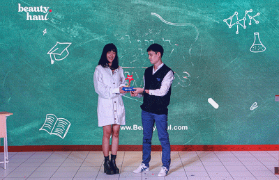 Social Media Manager barenbliss Meysa Sella Artia (kiri) menerima titel Newcomer Brand of the Year dari Director of BeautyHaul Indonesia Benny Yahya.