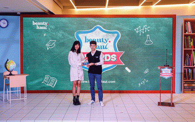 Social Media Manager barenbliss Meysa Sella Artia (kiri) menerima titel Newcomer Brand of the Year dari Director of BeautyHaul Indonesia Benny Yahya.
