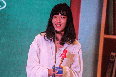 Social Media Manager barenbliss Meysa Sella Artia (kiri) menerima titel Newcomer Brand of the Year dari Director of BeautyHaul Indonesia Benny Yahya.