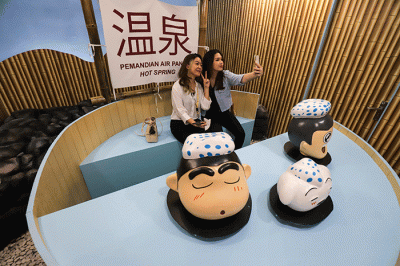 Pengunjung berfoto saat melihat miniatur Kasukabe City di Kota Kasablanka, Jakarta Selatan, Kamis (15/12/2022).