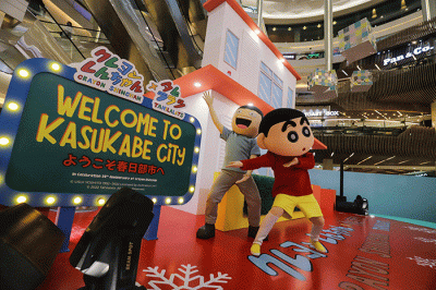 Pengunjung berfoto saat melihat miniatur Kasukabe City di Kota Kasablanka, Jakarta Selatan, Kamis (15/12/2022).