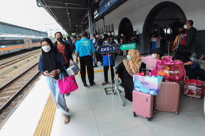 Sejumlah penumpang menaiki kereta di Stasiun Pasar Senen, Jakarta, Jumat, (16/12/2022).