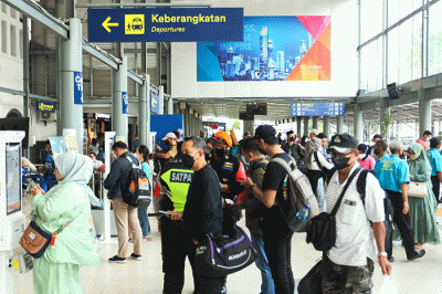Sejumlah penumpang menaiki kereta di Stasiun Pasar Senen, Jakarta, Jumat, (16/12/2022).