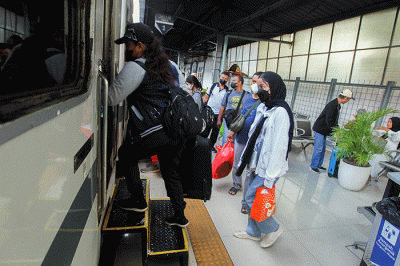 Sejumlah penumpang menaiki kereta di Stasiun Pasar Senen, Jakarta, Jumat, (16/12/2022).