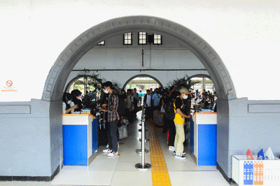 Sejumlah penumpang menaiki kereta di Stasiun Pasar Senen, Jakarta, Jumat, (16/12/2022).