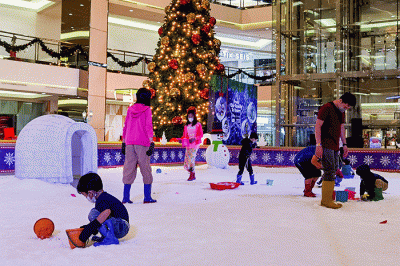Pengunjung saat bermain salju pada area Snow Playground Holly Jolly Holidays di Mal Taman Anggrek, Kamis (15/12/2022).