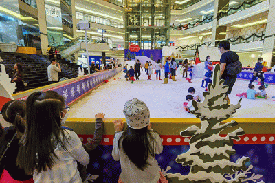 Pengunjung saat bermain salju pada area Snow Playground Holly Jolly Holidays di Mal Taman Anggrek, Kamis (15/12/2022).