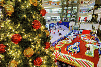 Pengunjung saat bermain salju pada area Snow Playground Holly Jolly Holidays di Mal Taman Anggrek, Kamis (15/12/2022).