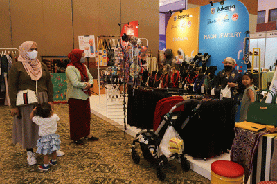 Pengunjung melihat produk UMKM yang dijual dalam acara Jakpreneur Fashion Week (JPFW) 2022 di Jakarta Convention Center (JCC), Senayan, Jakarta.