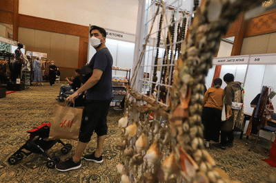 Pengunjung melihat produk UMKM yang dijual dalam acara Jakpreneur Fashion Week (JPFW) 2022 di Jakarta Convention Center (JCC), Senayan, Jakarta.