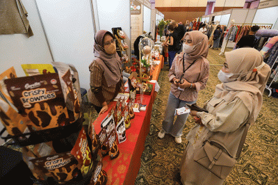 Pengunjung melihat produk UMKM yang dijual dalam acara Jakpreneur Fashion Week (JPFW) 2022 di Jakarta Convention Center (JCC), Senayan, Jakarta.