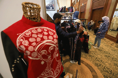 Pengunjung melihat produk UMKM yang dijual dalam acara Jakpreneur Fashion Week (JPFW) 2022 di Jakarta Convention Center (JCC), Senayan, Jakarta.