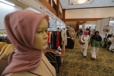 Pengunjung melihat produk UMKM yang dijual dalam acara Jakpreneur Fashion Week (JPFW) 2022 di Jakarta Convention Center (JCC), Senayan, Jakarta.