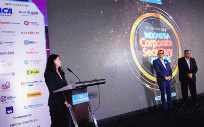 Corporate Secretary PT Media Nusantara Citra Tbk Cahyarina A. Asri (tengah) saat menerima penghargaan Best Corporate Secretary in Broadcasting Industry.