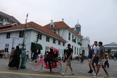 Pengunjung memadati kawasan wisata Kota Tua Jakarta, Sabtu (17/12/2022).