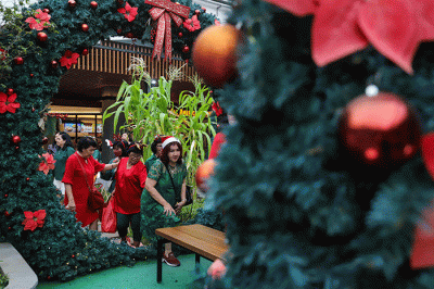 Pengunjung berfoto dengan latar belakang ornamen Natal pada salah satu pusat perbelanjaan di kawasan Pantai Indah Kapuk (PIK), Jakarta Utara.