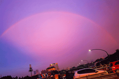 Pelangi muncul usai hujan mengguyur sebagian besar wilayah DKI Jakarta, Jumat (16/12/2022).