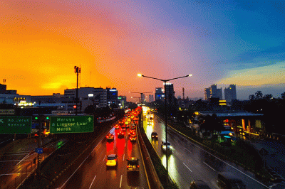 Pelangi muncul usai hujan mengguyur sebagian besar wilayah DKI Jakarta, Jumat (16/12/2022).