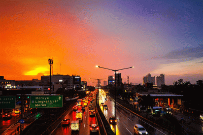 Pelangi muncul usai hujan mengguyur sebagian besar wilayah DKI Jakarta, Jumat (16/12/2022).