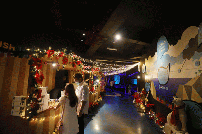 Pengunjung saat berswa foto di Jakarta Aquarium & Safari, Jakarta, Sabtu (17/12/2022). 