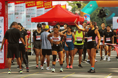 Pelari mengikuti balap lari yang diadakan oleh SCBD x IndoRunners Anniversary di SCBD Walker Kawasan Bisnis SCBD Jakarta, Minggu (18/12/2022).