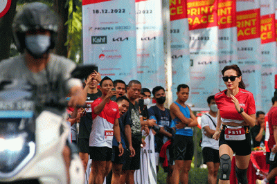 Pelari mengikuti balap lari yang diadakan oleh SCBD x IndoRunners Anniversary di SCBD Walker Kawasan Bisnis SCBD Jakarta, Minggu (18/12/2022).